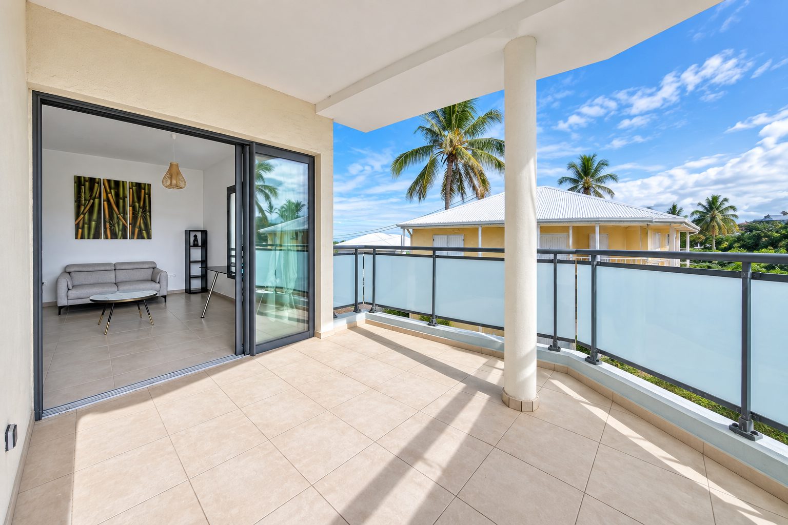 T2 meublé de 44 m2 avec terrasse et parking à louer à Saint-Pierre, à deux pas du CHU. 1 090 € par mois charge